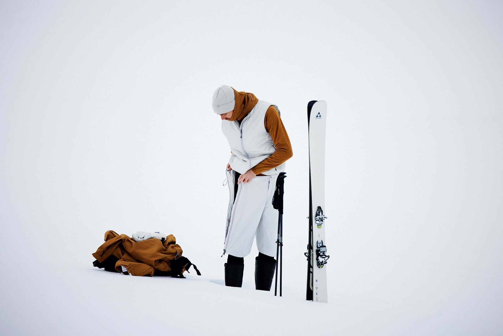 https://api.houdinisportswear.com/_images/4c959021-7dfa-429a-9fbc-4aea9b41d116/Houdini_Sportswear_F25_Mood_Are_215.jpg